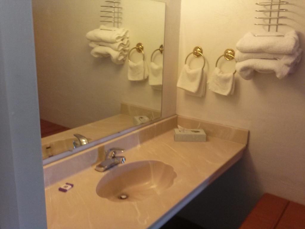 Americas Best Value Inn Wendover Δωμάτιο φωτογραφία
